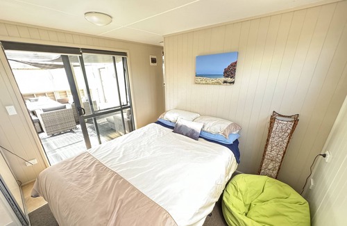 Waihi Beach Cabine | Escape to the idyllic shores of Waihi Beach.
