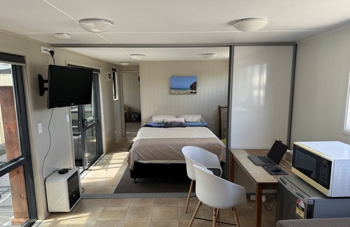Waihi Beach Cabine | Escape to the idyllic shores of Waihi Beach.