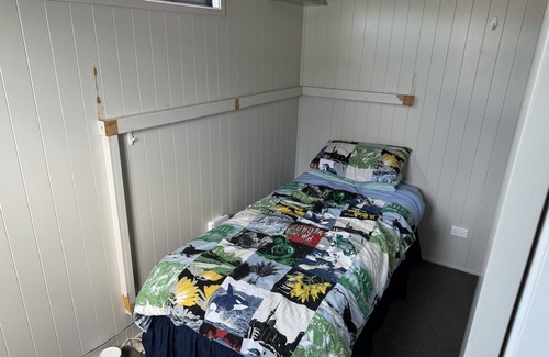 Waihi Beach Cabine | Escape to the idyllic shores of Waihi Beach.