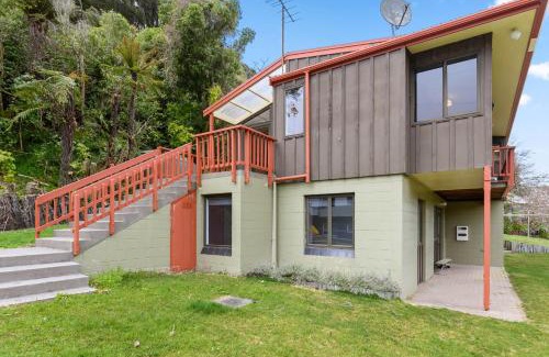 Okere Falls Maison | Escape to the Lake - Lake Rotoiti Bach