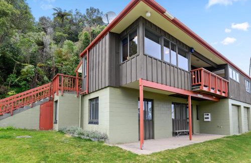 Okere Falls Maison | Escape to the Lake - Lake Rotoiti Bach