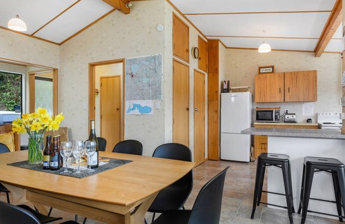 Okere Falls Maison | Escape to the Lake - Lake Rotoiti Bach