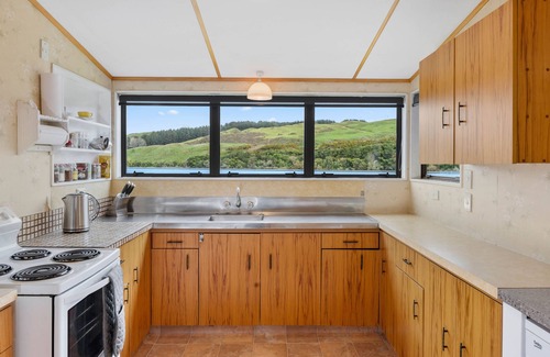Okere Falls Maison | Escape to the Lake - Lake Rotoiti Bach