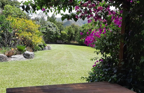 Hikuai Appartement | Escape to the mountains at Sleeping Giant B&B, Pauanui/Tairua area.