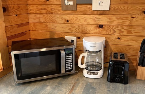 Winamac Cabine | Escape to The Riverside Hideaway - A Cozy Cabin With River Views!