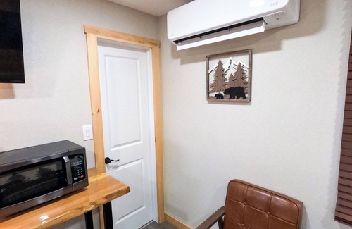 North Greece Hôtel | Escape to the tranquility of our cozy cabin inn, where rustic charm meets modern comfort. Experience a home away from home ambiance.
