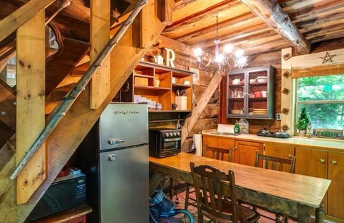 Katrine Cabine | Escape to this cozy & peaceful cabin in the woods!