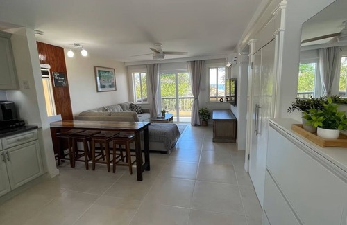 Point Blanche Appartement | Escape to Tranquility 2-bedroom modern home at waterfront with fast Internet.