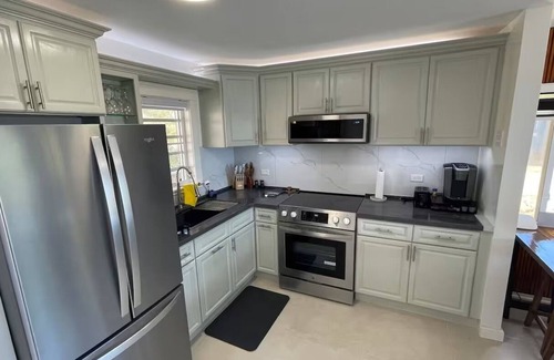 Point Blanche Appartement | Escape to Tranquility 2-bedroom modern home at waterfront with fast Internet.