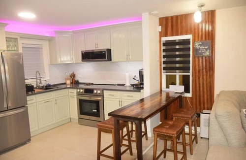 Point Blanche Appartement | Escape to Tranquility 2-bedroom modern home at waterfront with fast Internet.