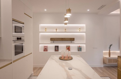 Ibiza Appartement | "Évadez-vous dans le charme urbain : Appartement avec balcon et espaces modernes"