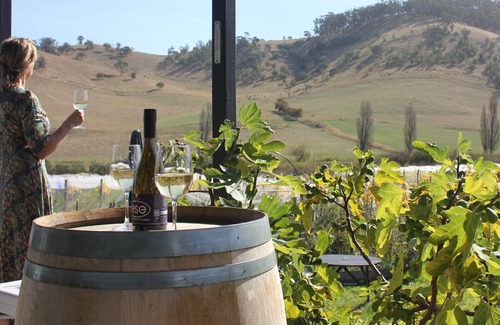 Tea Tree Cottage | Ese vineyard cottage, family friendly 30mins from Hobart CBD