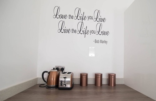 St. Ann's Bay Maison | Maison de plage moderne Eshae Living