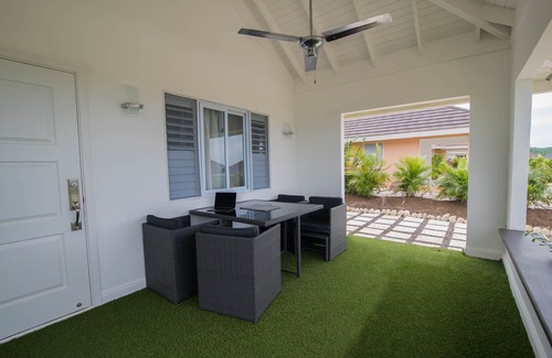 St. Ann's Bay Maison | Maison de plage moderne Eshae Living