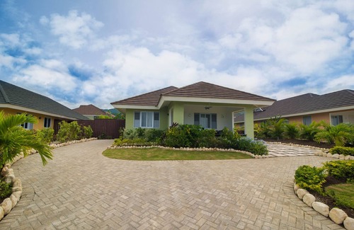 St. Ann's Bay Maison | Maison de plage moderne Eshae Living