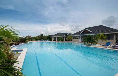 St. Ann's Bay Maison | Maison de plage moderne Eshae Living