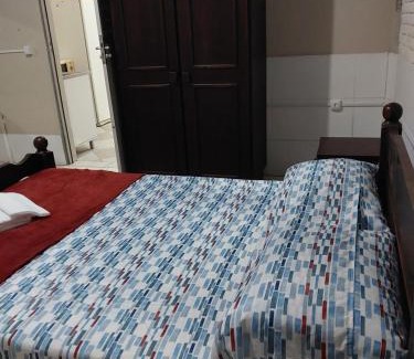 Centro Maison | Espaço básico e funcional com 2 ambientes, sem fogão, bem localizado, zona nobre, com garagem