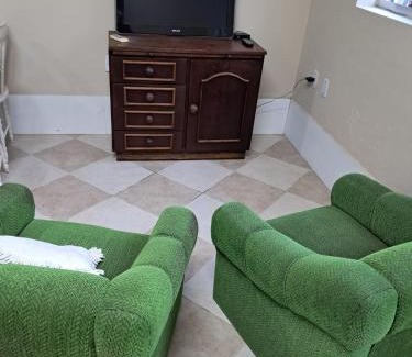 Centro Maison | Espaço básico e funcional com 2 ambientes, sem fogão, bem localizado, zona nobre, com garagem