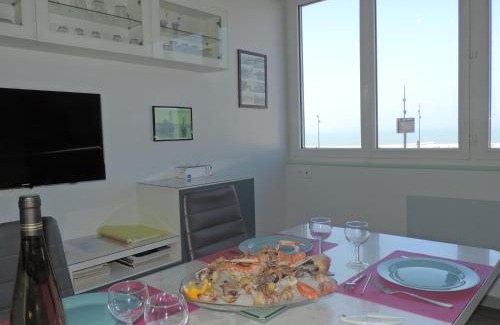 Le Treport Appartement | ESPLANADE FRONT DE MER 113 1er Etage Lit fait WIFI Taxe de séjour incluse