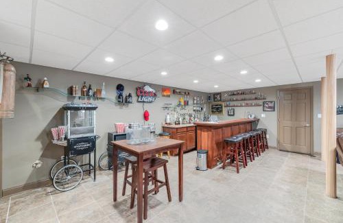 Newburgh Maison | Estate with pool on 11 beautiful acres