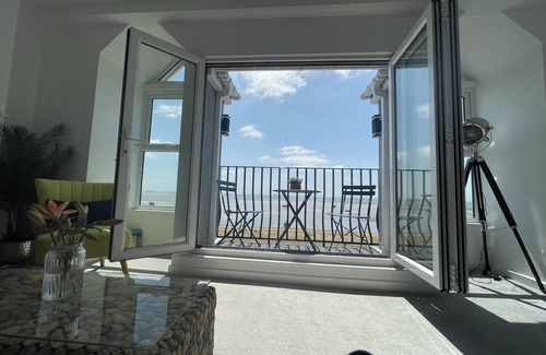 Southend-on-Sea Appartement | Estuary Views Penthouse 🖤 Beachfront with Parking