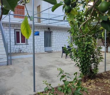 Leonidio Maison | Et In Arkadia Ego