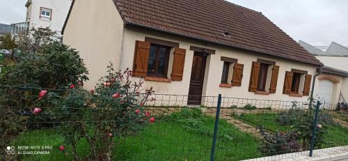 Fleury-les-Aubrais Maison | Etablissement commun avec chambre privé tranquille avec jardin a 10 min a pied de la gare de Fleury-les-Aubrais et 2 min d Orléans
