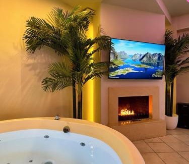 Stomio Appartement | Etherial Suite with Mountain View Fireplace & Indoor Jetted Tub