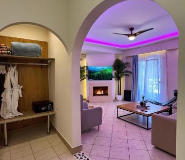 Stomio Appartement | Etherial Suite with Mountain View Fireplace & Indoor Jetted Tub