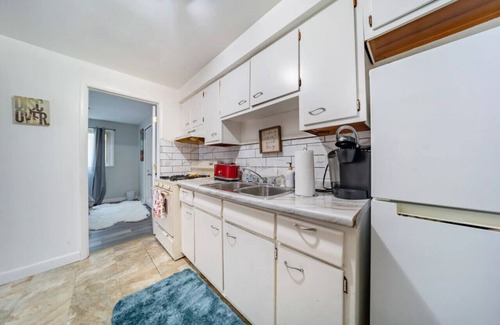 Euclid Maison | Euclid Eclipse 3 BR 1 bath w king bed for up to 7 guests
