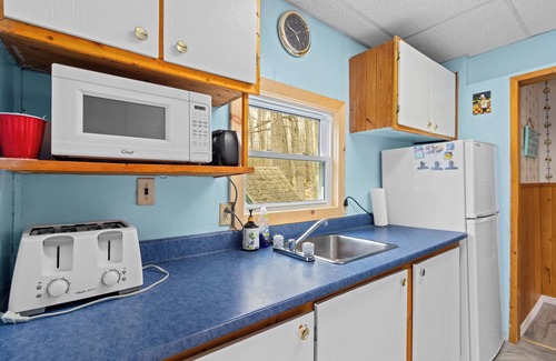 Flesherton Cottage | Eugenia Lake Cottage. One minute walk to beach. September/October discounted.