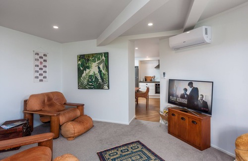 Bowentown Appartement | European escape, ocean views and terrace garden.