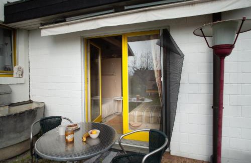 Oberwil Lit Et Petit-Déjeuner | EUROVISION Im Thomasgarten nice private studio in residential area short term rent