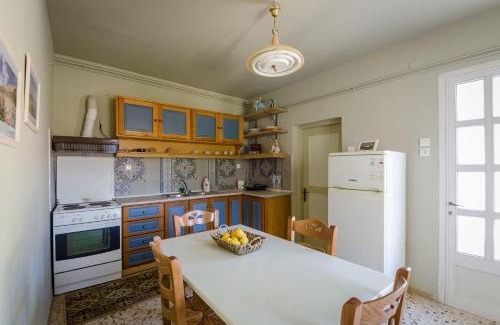 Leonidio Maison | Ev Zin Mouria