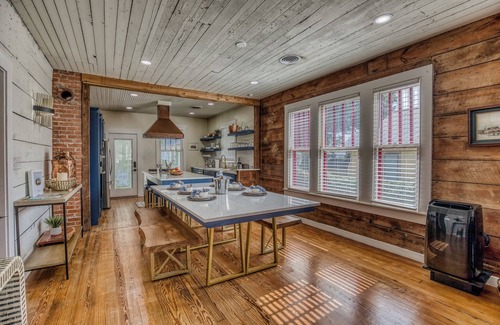 Brenham Maison | Eva on West Alamo