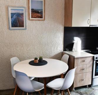 Glyfa Maison | Evan's Suite