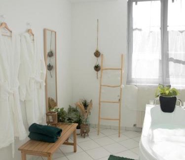 Soissons Appartement | EVASION TROPICALE - studio avec spa, cosy et rénové au cœur de Soissons - 2 pers