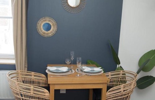 Soissons Appartement | EVASION TROPICALE - studio avec spa, cosy et rénové au cœur de Soissons - 2 pers