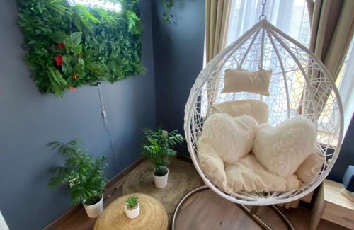 Soissons Appartement | EVASION TROPICALE - studio avec spa, cosy et rénové au cœur de Soissons - 2 pers