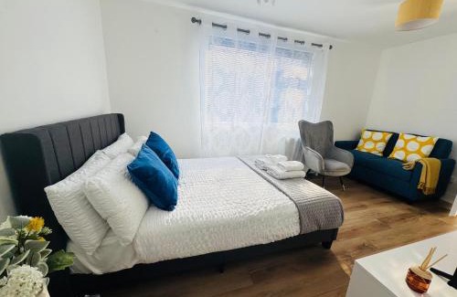 Kenilworth Appartement | EVELYN - KENILWORTH STUDIO FLAT 30m2 - PRIVATE PARKING