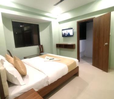 Santacruz Hôtel | Everest Stays Rooms and Dormitory