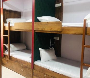 Santacruz Hôtel | Everest Stays Rooms and Dormitory