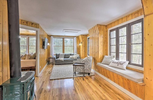 Evergreen Meadows Appartement | Evergreen Apt with Deck, Fire Pit and Gas Stove!