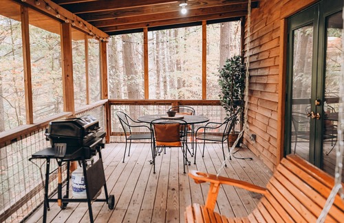Carbon Hill Cabine | Evergreen Hideaway est une cabane nichée sous de grands pins.