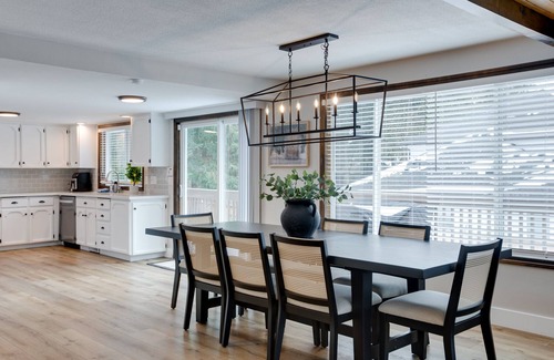 Ellsworth Maison | Evergreen Retreat - Large 6 Bedroom Home
