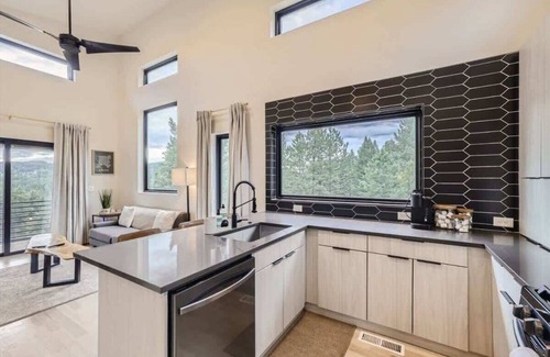 Evergreen Meadows Maison | Evergreen's Modern Cabin. 20Acres/Seclusion/Creek!