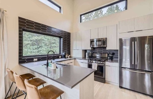 Evergreen Meadows Maison | Evergreen's Modern Cabin. 20Acres/Seclusion/Creek!