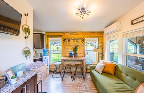 Beaver Cabine | Evermore: River House