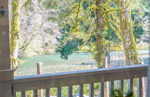 Beaver Cabine | Evermore: River House