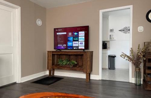 Wichita Appartement | Everything you need - 1 BR 1 BA WIFI SMART TV QN Bed Coffee